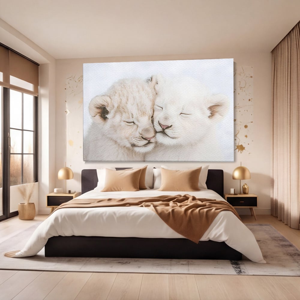 Tablou canvas cu doi pui de leu dormind imbratisati, fara rama, pe sasiu de lemn, pe perete intr-un dormitor